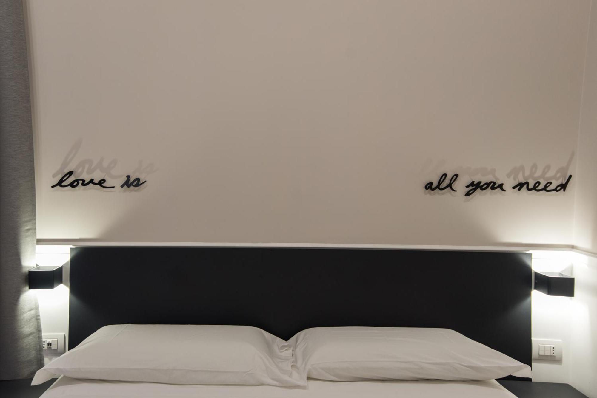Five Boutique Rooms เนเปิลส์ ภายนอก รูปภาพ