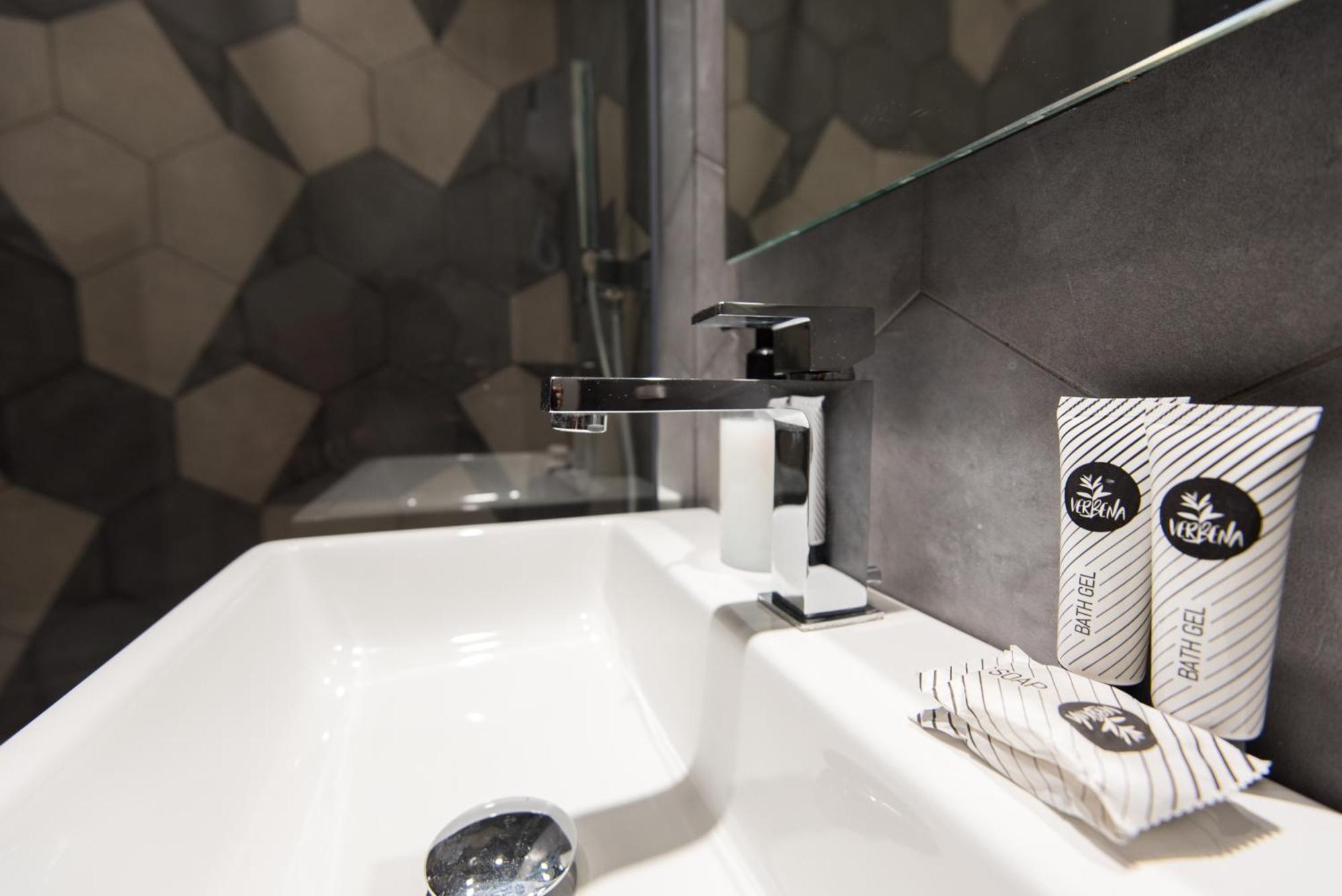 Five Boutique Rooms เนเปิลส์ ภายนอก รูปภาพ